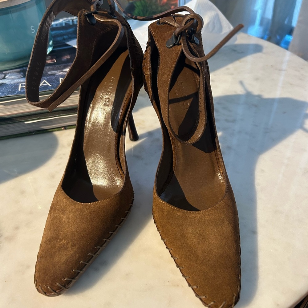 Gucci D’Orsay suede pump
